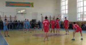 Сотрудники ЧС принимают участии в соревнованиях по волейболу.