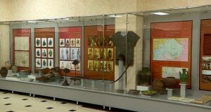 В музее хранится пять кольчуг, два шлема и три сабли казахских воинов.