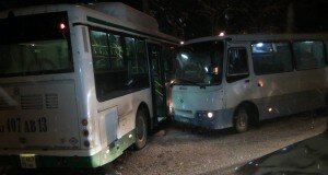 Из-за гололеда на улице Рыскулова столкнулись автобусы