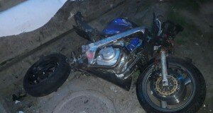 В Шымкенте мотоциклист столкнулся с такси. Байкер в коме
