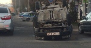 В центре Шымкента перевернулся автомобиль